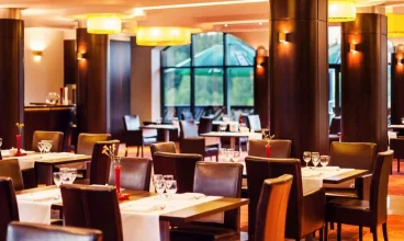 Hotelowa restauracja podaje gościom posiłki i zaprasza na dania z karty