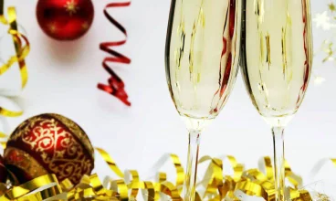 Bal Sylwestrowy, ognisko przy szałasie nad rzeką z grzańcem i wieczór z kapelą