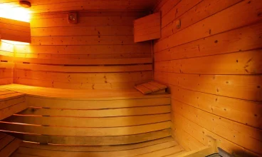 W obiekcie jest dostępna również sauna sucha i łaźnia parowa