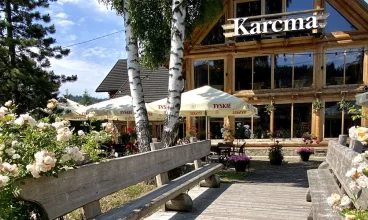 Zajazd oferuje regionalne jedzenie w tradycyjnej Karcmie