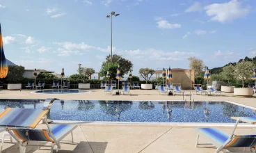 To resort z basenami zewnętrznymi nad morzem przy plaży w Czarnogórze