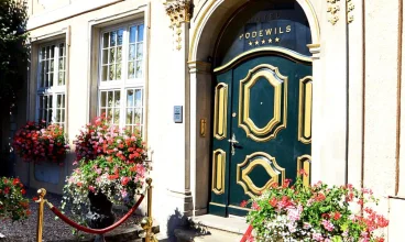 Pieczołowicie odrestaurowany pałacyk przy moście na Ołowiankę