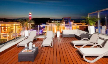 Z okien i tarasów kompleksu widać latarnię morską - jedną z atrakcji Niechorza