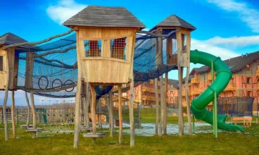 Popularnością cieszy się także pomysłowy plac zabaw