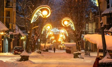 Ulica Krupówki zimową nocą