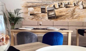 W budynku Plaża I mieści się jadalnia, a w budynku obok restauracja a la carte