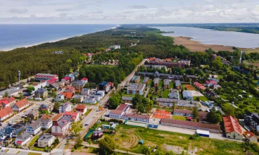 Arena Słońca w Łebie to obiekt położony między morzem a jeziorem