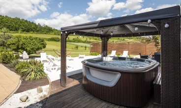 Zewnętrzne jacuzzi na tarasie jest czynne cały rok