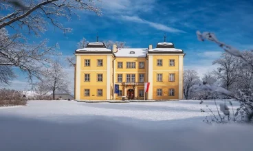 Główny pałac w Łomnicy jest budynkiem muzealnym