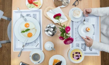 W restauracji są podawane pyszne śniadania i obiadokolacje