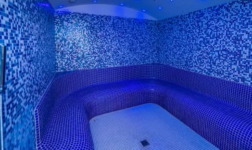 Dostępna jest sauna sucha i łaźnia parowa