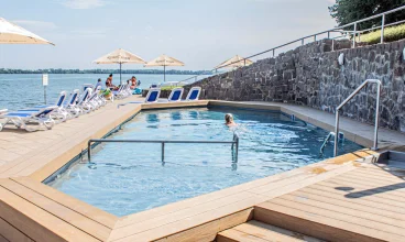 Latem u stóp hotelu jest dostępna plaża z licznymi leżakami