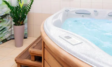 Po rezerwacji godziny można zanurzyć się w ciepłej wodzie w jacuzzi