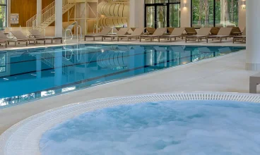 Z basenami sąsiadują dwie niecki jacuzzi