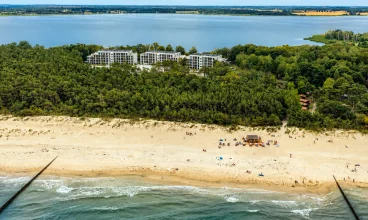 Resort mieści się pomiędzy brzegiem Bałtyku i Zatoką Wrzosowską