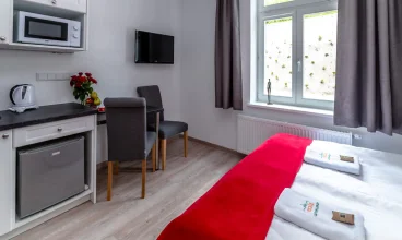 W zrekonstruowanej willi urządzono wygodne 2-osobowe pokoje