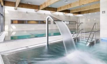 Obok znajduje się basen rekreacyjny ze stanowiskami do hydromasażu