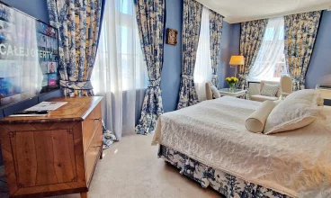 Dla gości przygotowano komfortowe pokoje z nowoczesnymi wygodami