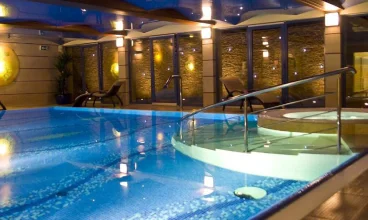 Hotel Centuria w Ogrodzieńcu posiada całoroczny basen