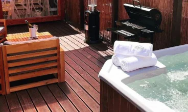 Jest także domek z tarasem wellness - z własnym jacuzzi, sauną i grillem