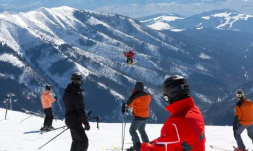Od ośrodka narciarskiego Chopok Juh hotel jest oddalony o niecałe 11 km