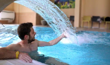 Basen posiada stanowisko do hydromasażu