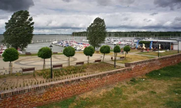 Przystań Marina położona jest jedynie 800 m od obiektu