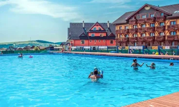Latem goście mogą się relaksować w zewnętrznym basenie