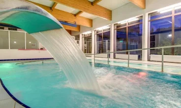 W basenie jest bicz wodny i jacuzzi