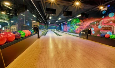 Przy hotelu działa m.in. kręgielnia SkyGames