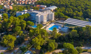 Hotel Adria*** jest położony pośród sosnowego lasu blisko plaży nad Adriatykiem