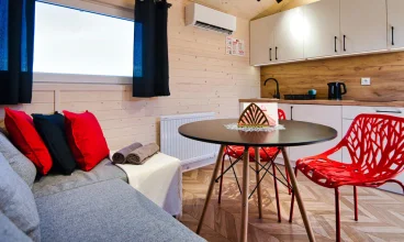 Salon z aneksem kuchennym w domku Exclusive nr 13 VIP JACUZZI