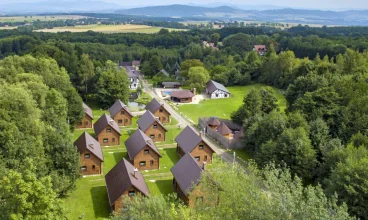 Osada składa się z 10 całorocznych drewnianych domków