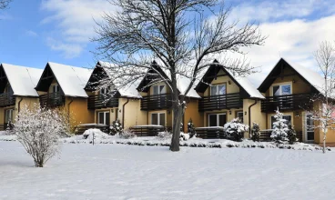 Domki są dwupoziomowe, studia znajdują się na obu poziomach