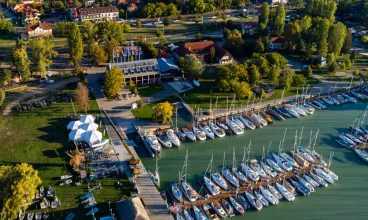 Lokalizacja hotelu blisko brzegu pozwala poczuć klimat mariny