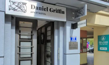 Aparthotel Daniel Griffin mieści się w kamienicy w centrum miasta