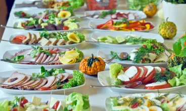 Hotelowa restauracja podaje śniadanie i obiadokolację (w zależności od pakietu)