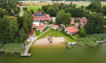 To rodzinny kompleks pensjonatu i domków położony nad brzegiem jeziora