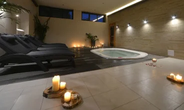 W strefie wellness jest m.in. jacuzzi i wypoczywalnia