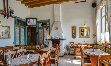 Przytulna restauracja z kominkiem