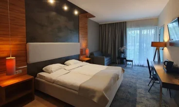 Oferuje pokoje deluxe, standard i apartamenty