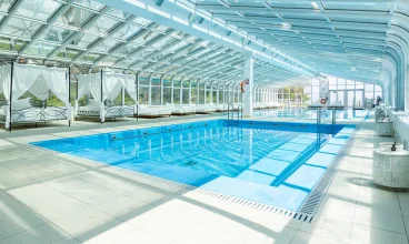 Do dyspozycji gości jest wewnętrzna i zewnętrzna strefa spa & wellness