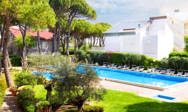 To komfortowo położony hotel z dużym basenem w bujnym ogrodzie