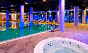 Dostępny jest basen, hydromasaże, jacuzzi oraz bicze wodne