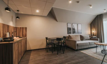 Mieści ono część wypoczynkową, jadalną, łazienkę i balkon