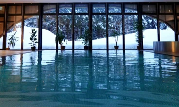 Ściana basenu jest przeszklona, dzięki czemu można podziwiać górskie otoczenie