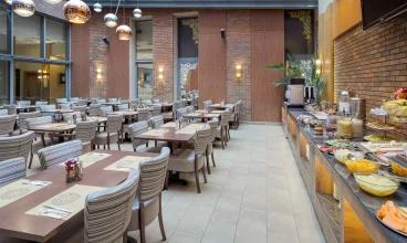 Przestronna restauracja śniadaniowa zapewnia bogate śniadanie w formie bufetu