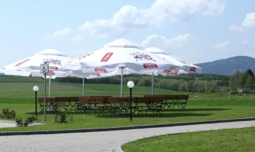 W ciepłe dni można skorzystać z letnich stolików z pięknym widokiem