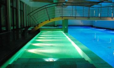 W strefie wellness mieści się kryty basen, jacuzzi, sauny, łaźnie