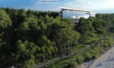 Wystarczy przejść pomiędzy sosnami, by wyjść na nadbałtycką plażę